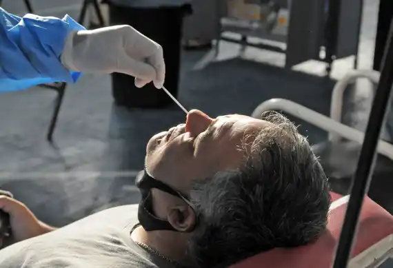 Se redujo el horario del centro de testeo pero la conducta aún es expectante