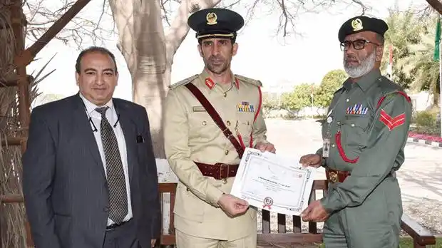 Un policía de Dubai chocó, se hizo la multa y ahora es un héroe nacional