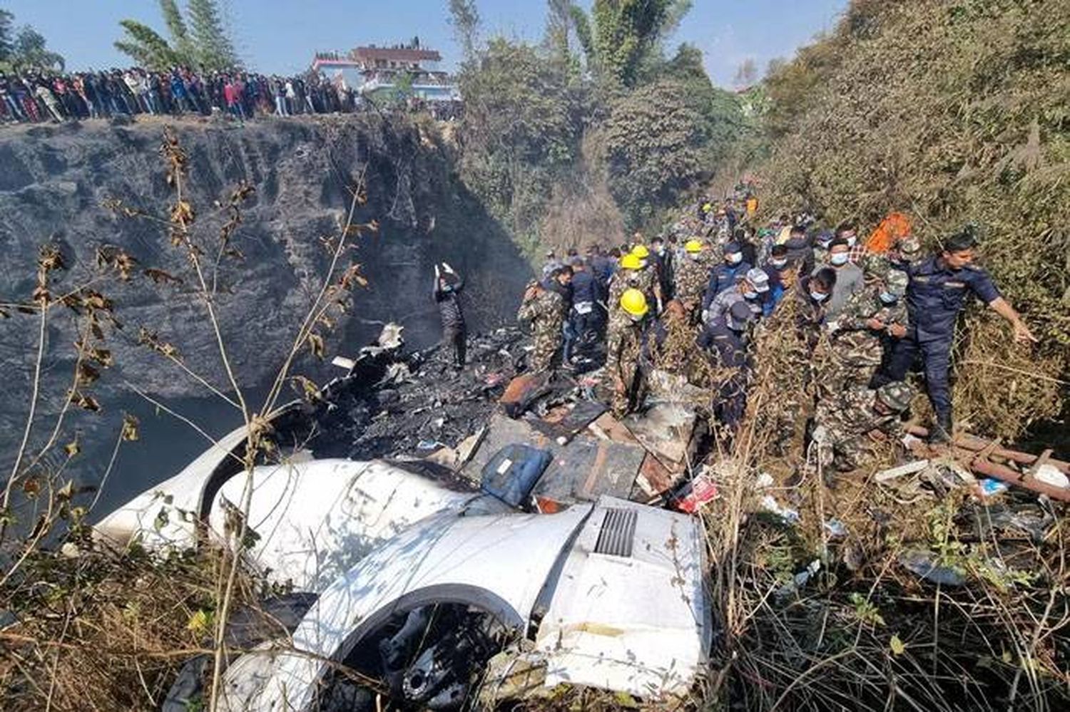 Continuaban las tareas en el avión con 72 personas  que se estrelló en Nepal