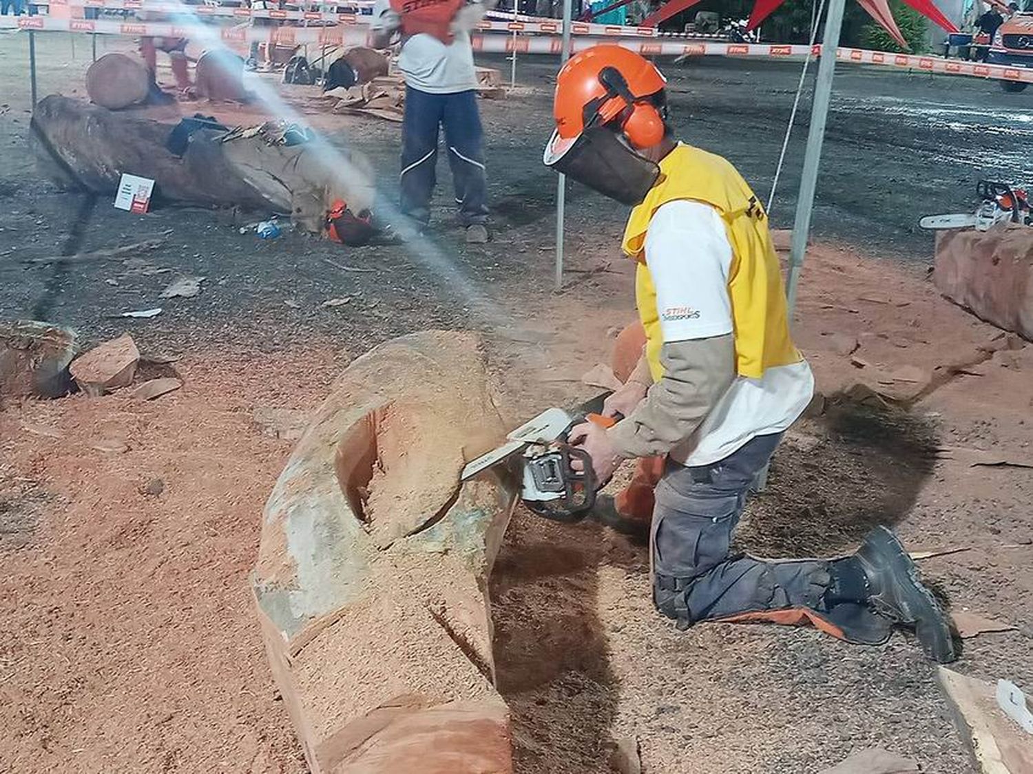 Jofré, en la apertura del campeonato nacional 
del tallado en madera con motosierra