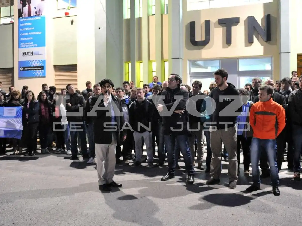 Con un abrazo solidario, defendieron la educación pública en la UTN