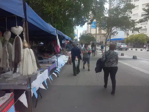 La feria la de la Plaza San Martín vuelve a brillar tras la finalización de las obras sobre la Peatonal