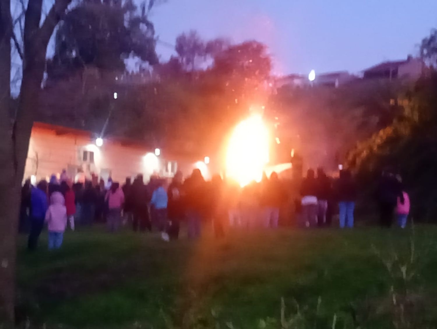 Fiesta de San Juan: así fue la Quema del Demonio en la Agrupación Mallorca