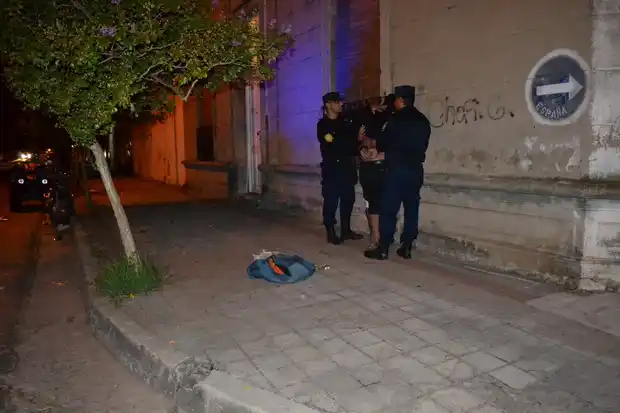 Les robó a mano armada haciéndose pasar por un policía, pero lo agarraron