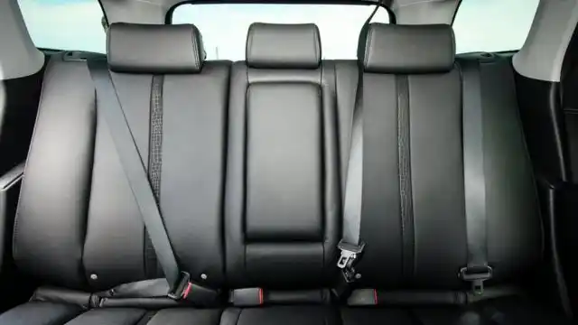 Una persona en el asiento de atrás
