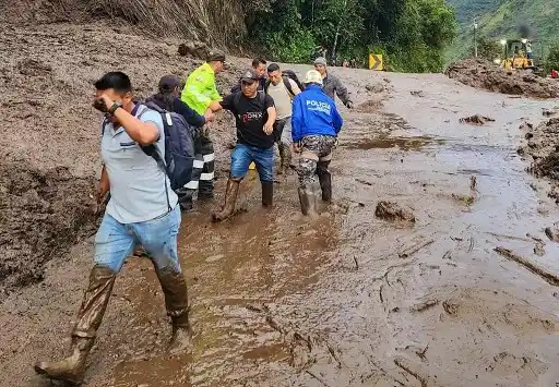 Lluvias en Ecuador cobran 7 víctimas: 6 FUERON TAPIADAS POR UN ALUD