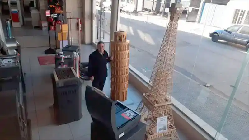 Entrerriano construyó con fósforos, réplicas de las torres de Pisa y Eiffel