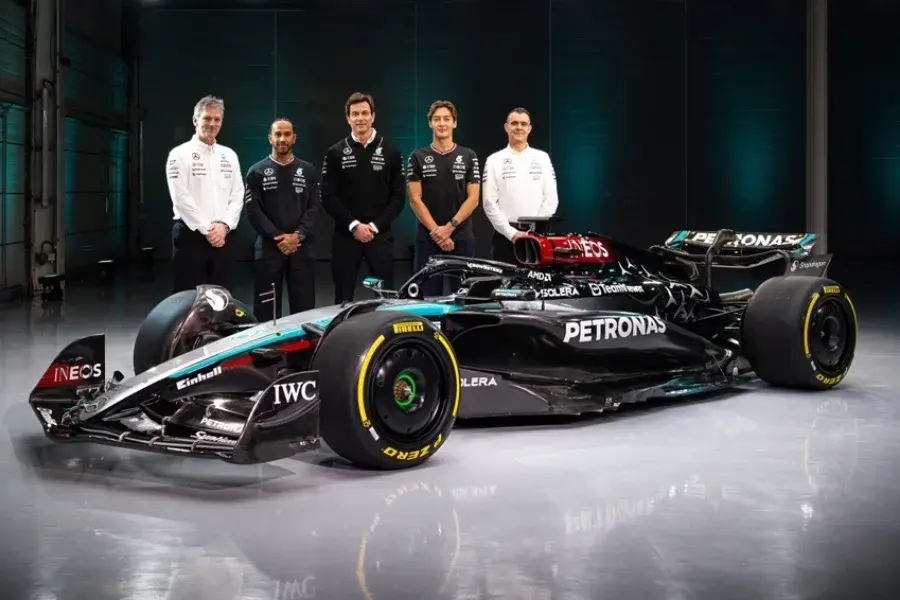 Mercedes mostrò el nuevo modelo W15 E PERFORMANCE