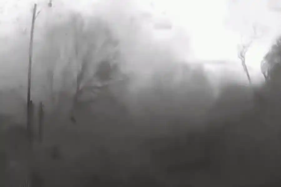 VIDEO | Atemorizante: quedó atrapado con su camioneta en el medio de un tornado