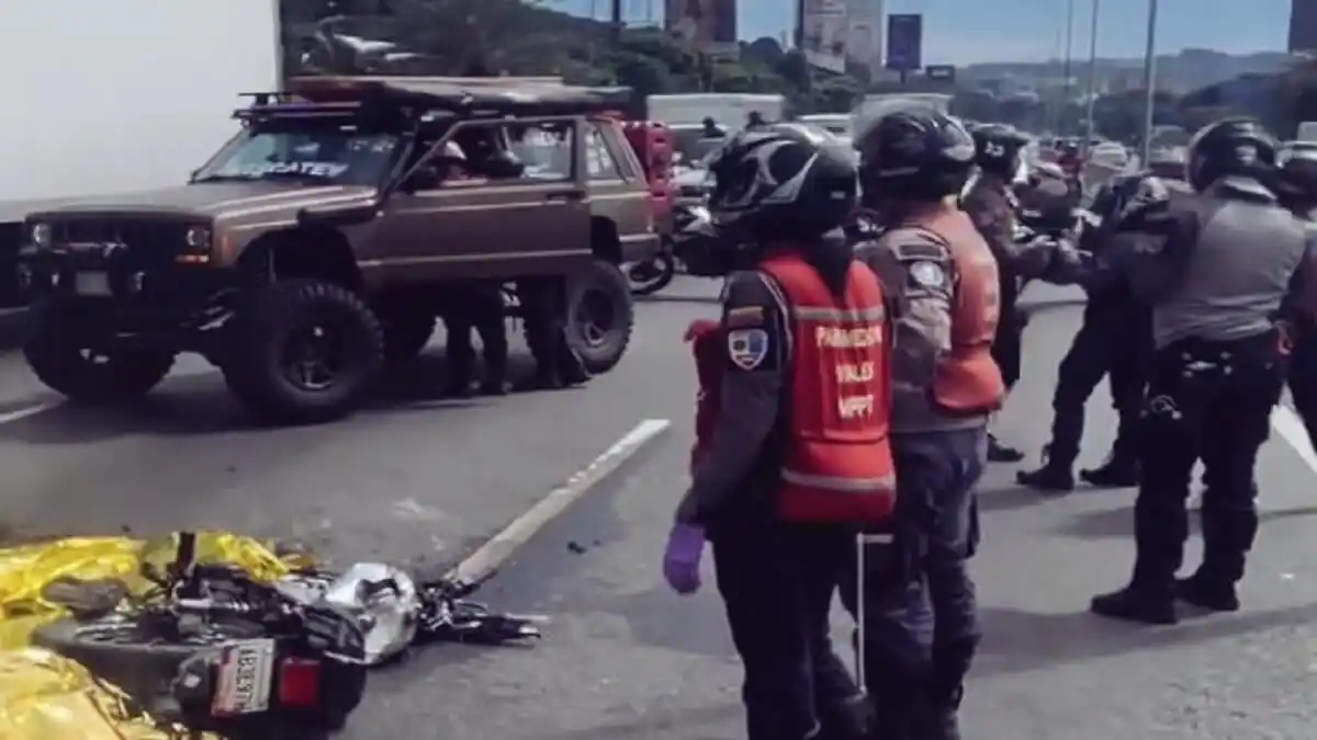 MUERTE EN LA AUTOPISTA: pareja choca su moto y perece en al acto en la Francisco Fajardo