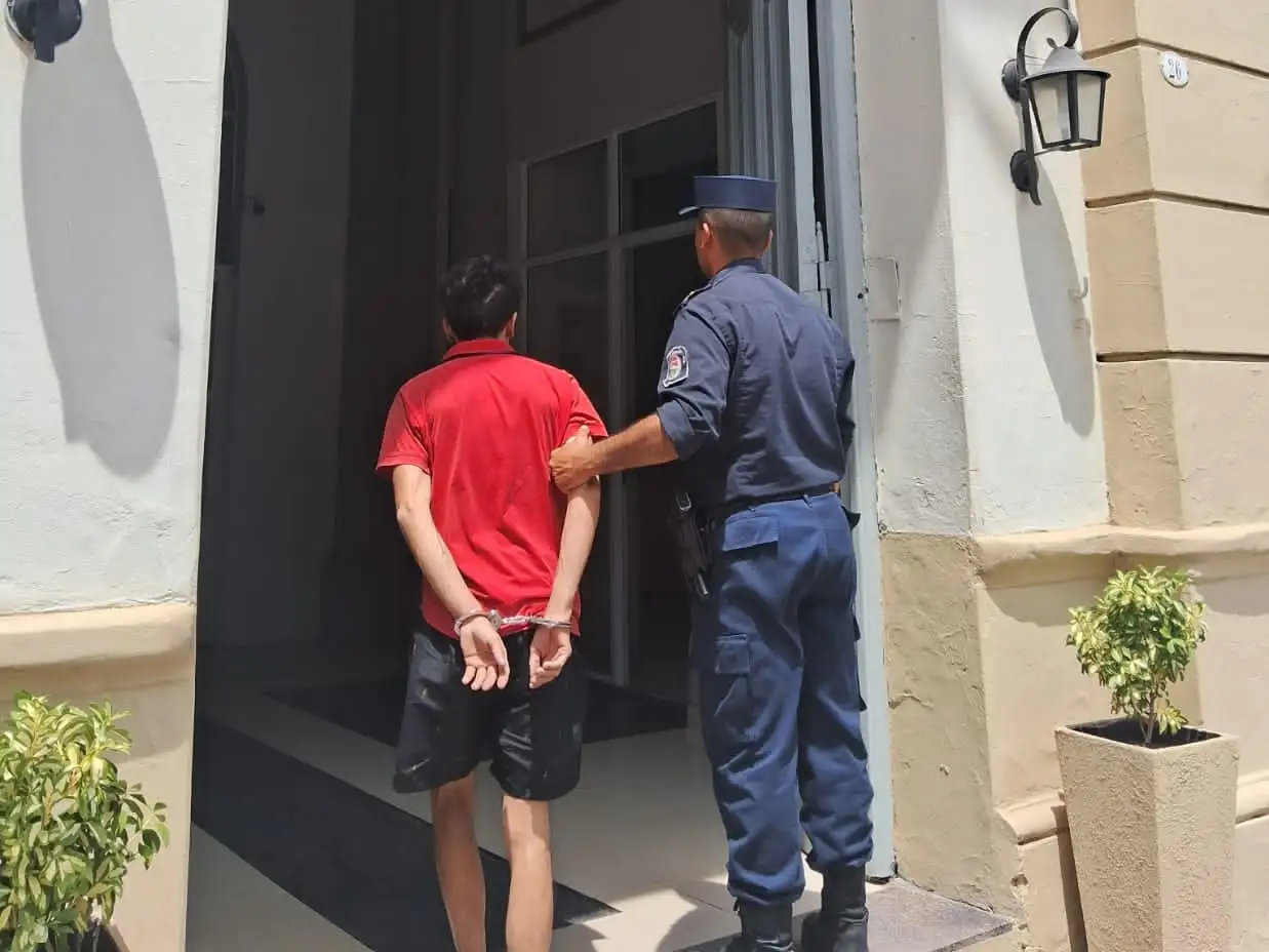 Aprehendieron a un hombre durante una exclusión del hogar