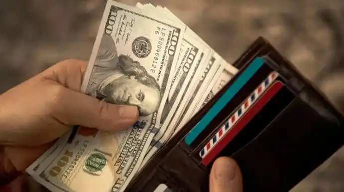 El dólar oficial volvió a caer y se aleja del techo de la banda: a cuánto cerró este viernes