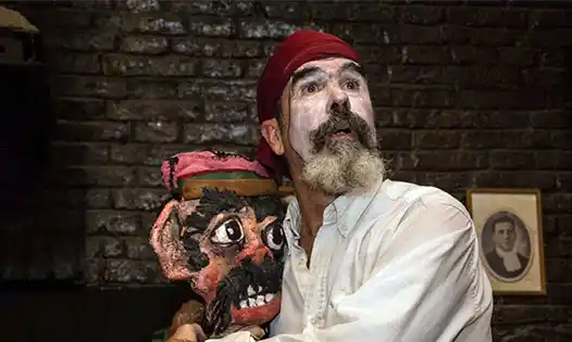 Payaso de circo criollo en “A perro, perro, Martín Fierro”