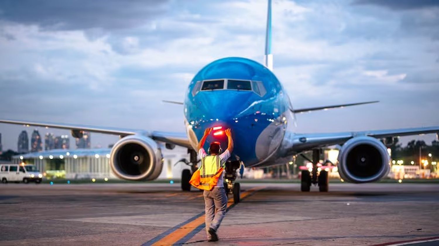 El Gobierno insiste con la privatización de Aerolíneas Argentinas y profundiza la tensión con los gremios de transporte