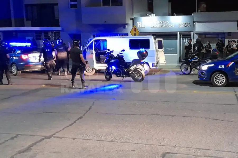 VIDEO | Destrozos y fuerte enfrentamiento entre hinchas con la intervención de la policía