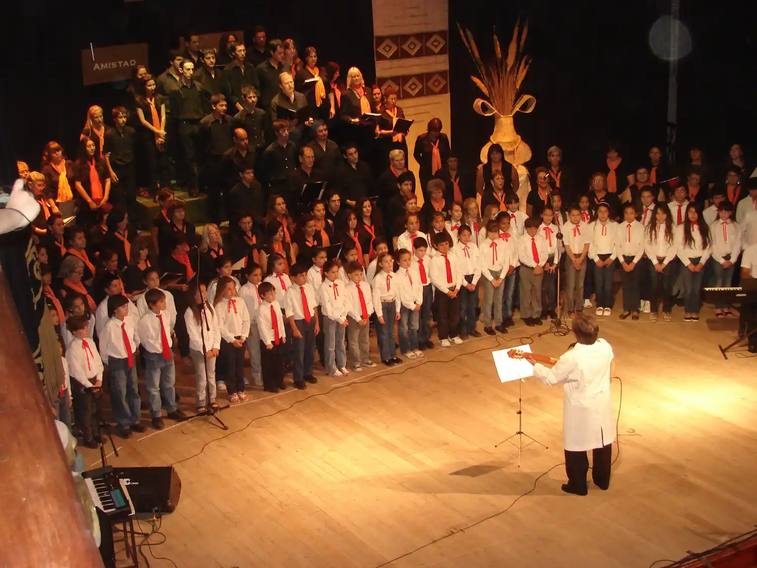 Más de cien alumnos de la Escuela Coral cantaron en el Teatro Gualeguaychú 