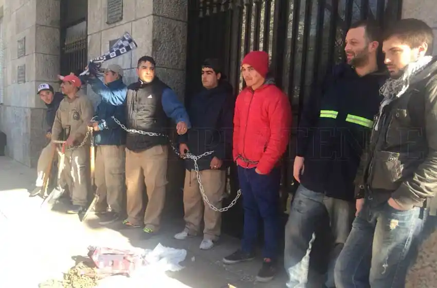 Cooperativistas se encadenaron en el Municipio por falta de pagos