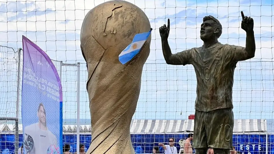 Marplatenses y turistas maravillados con la estatua de Messi