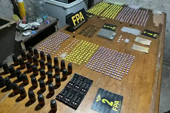 Detuvieron a un policía de licencia con cocaína, Popper, éxtasis y Mdma