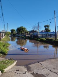La calle que se hace un río cada vez que llueve: “¿Están esperando que un chico se caiga en la zanja?”