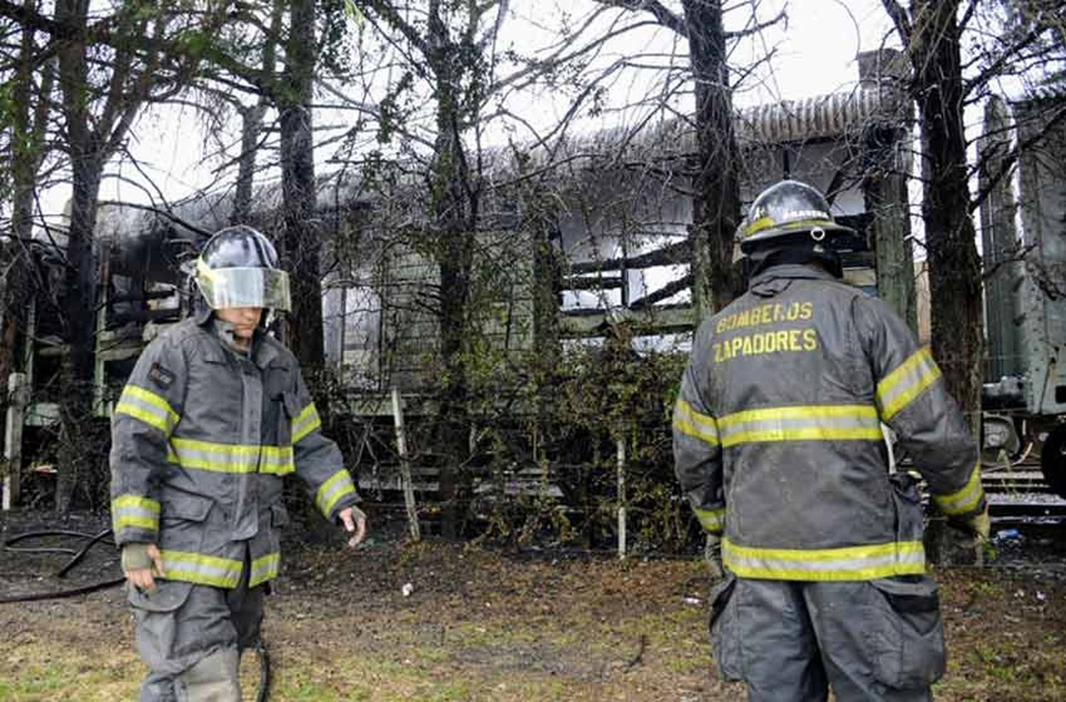 Investigan las causas detrás del incendio de un vagón de tren en zona norte