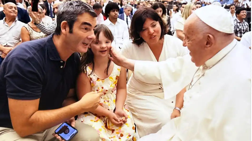 La mano. Bergoglio y la caricia en la cara de Evangelina en el encuentro vaticano.