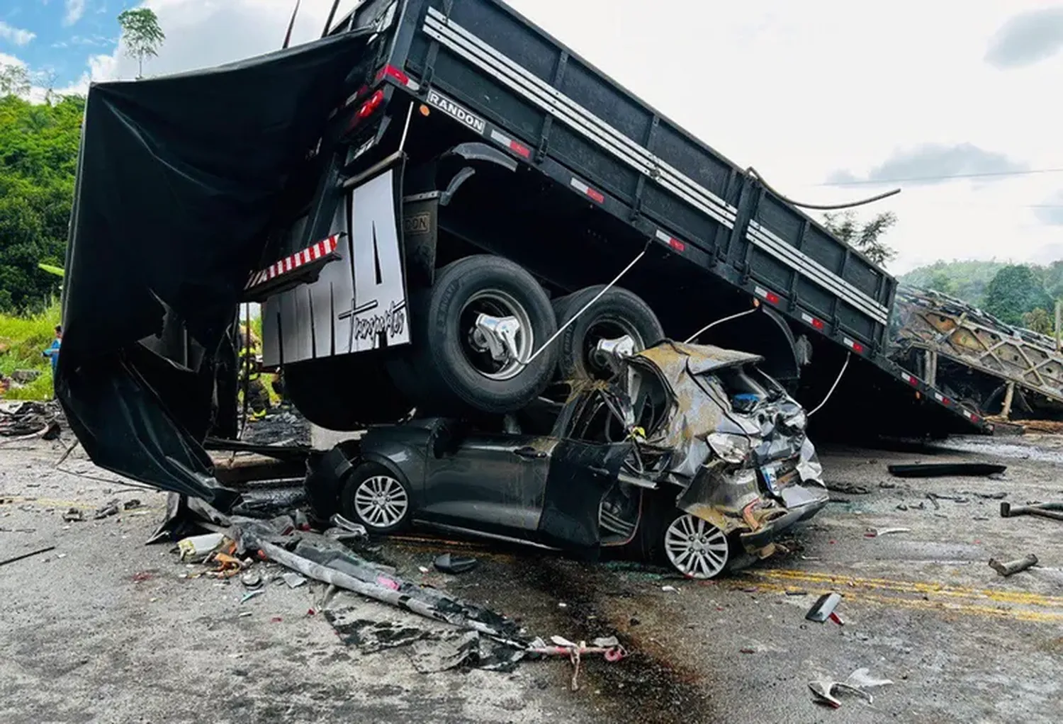 La imagen difundida por el Departamento de Bomberos de Minas Gerais muestra un camión sobre un automóvil en el lugar de un accidente en Teofilo Otoni