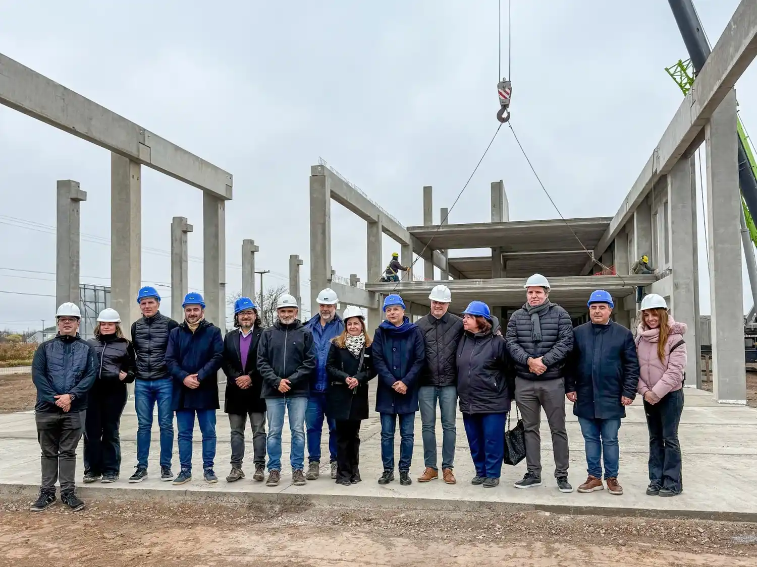 Bernarte junto a funcionarios y Oliva Cúneo recorrieron la obra ya con 30 % de ejecución.