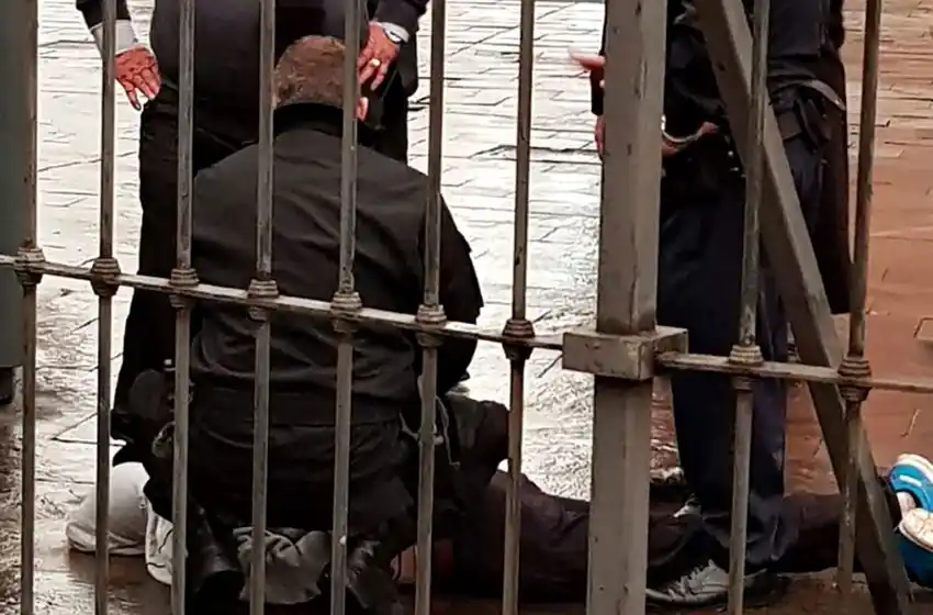 Detuvieron a un hombre que saltó la reja de la Casa Rosada