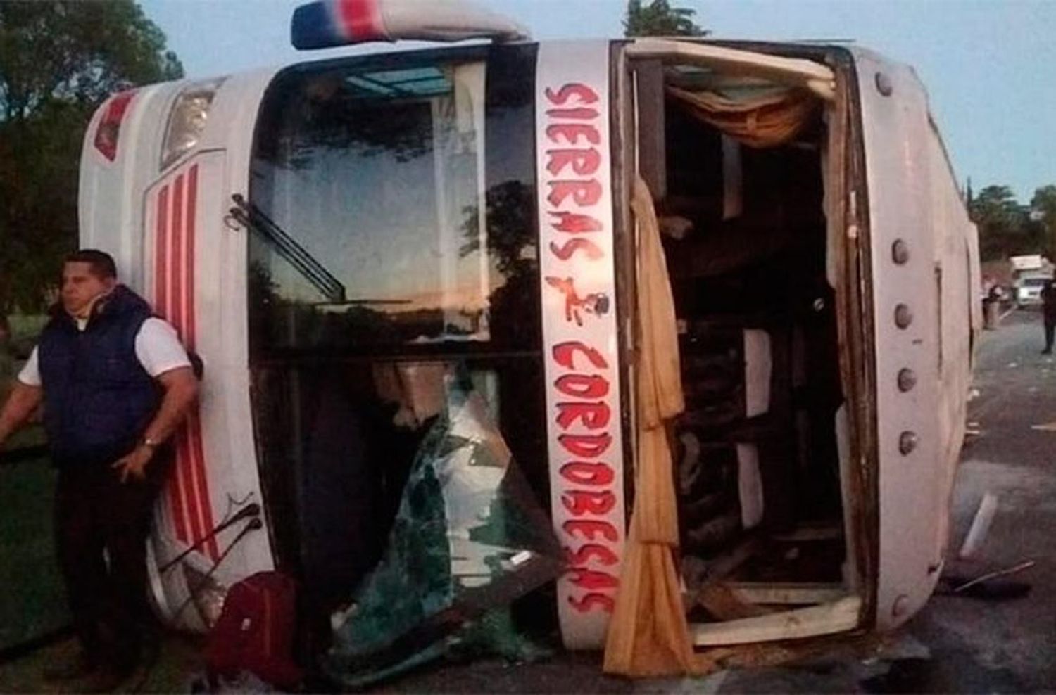 Seis heridos al chocar y volcar un colectivo y un camión en Arrecifes