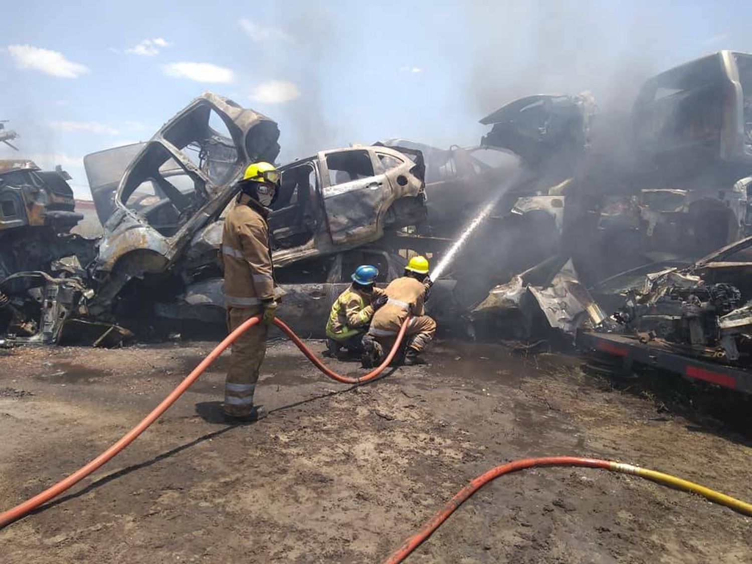 Voraz incendio en un desarmadero de autos