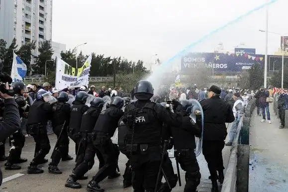 Incidentes en un intento de desalojo de una protesta de jubilados 