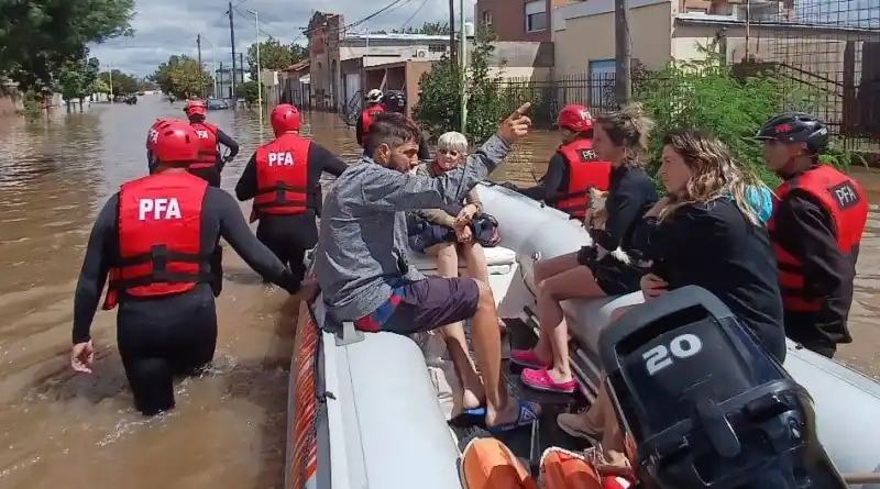 La Policía Federal Argentina (PFA) asistiendo en las tareas de rescate.