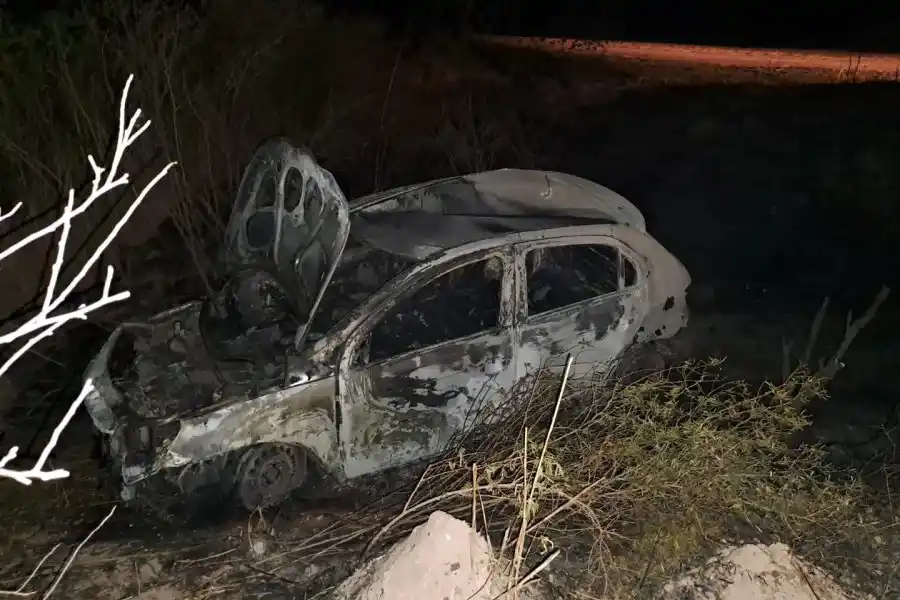Grave incendio en la región: un auto quedó completamente consumido por el fuego