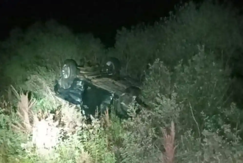 Una camioneta volcó y terminó en la banquina en la Autovía 14