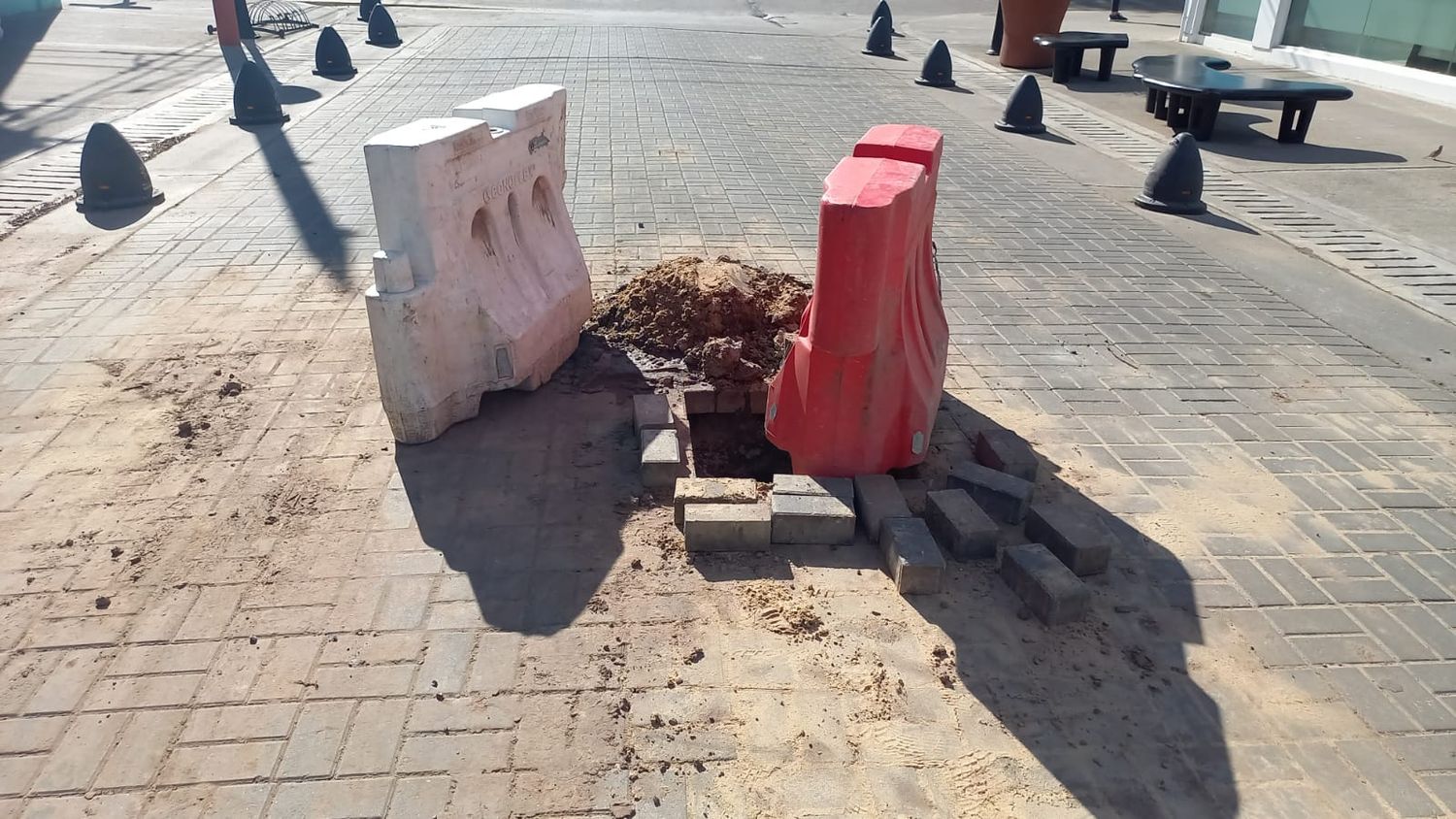 Precaución en la expeatonal: arreglaron un caño de agua y aguardan que seque para tapar el pozo