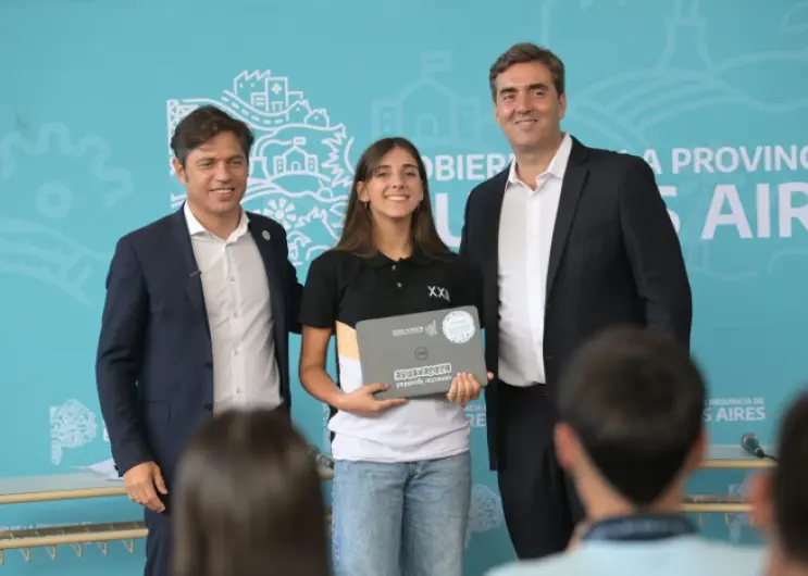 Kicillof encabezó entrega de netbooks a estudiantes de Luján