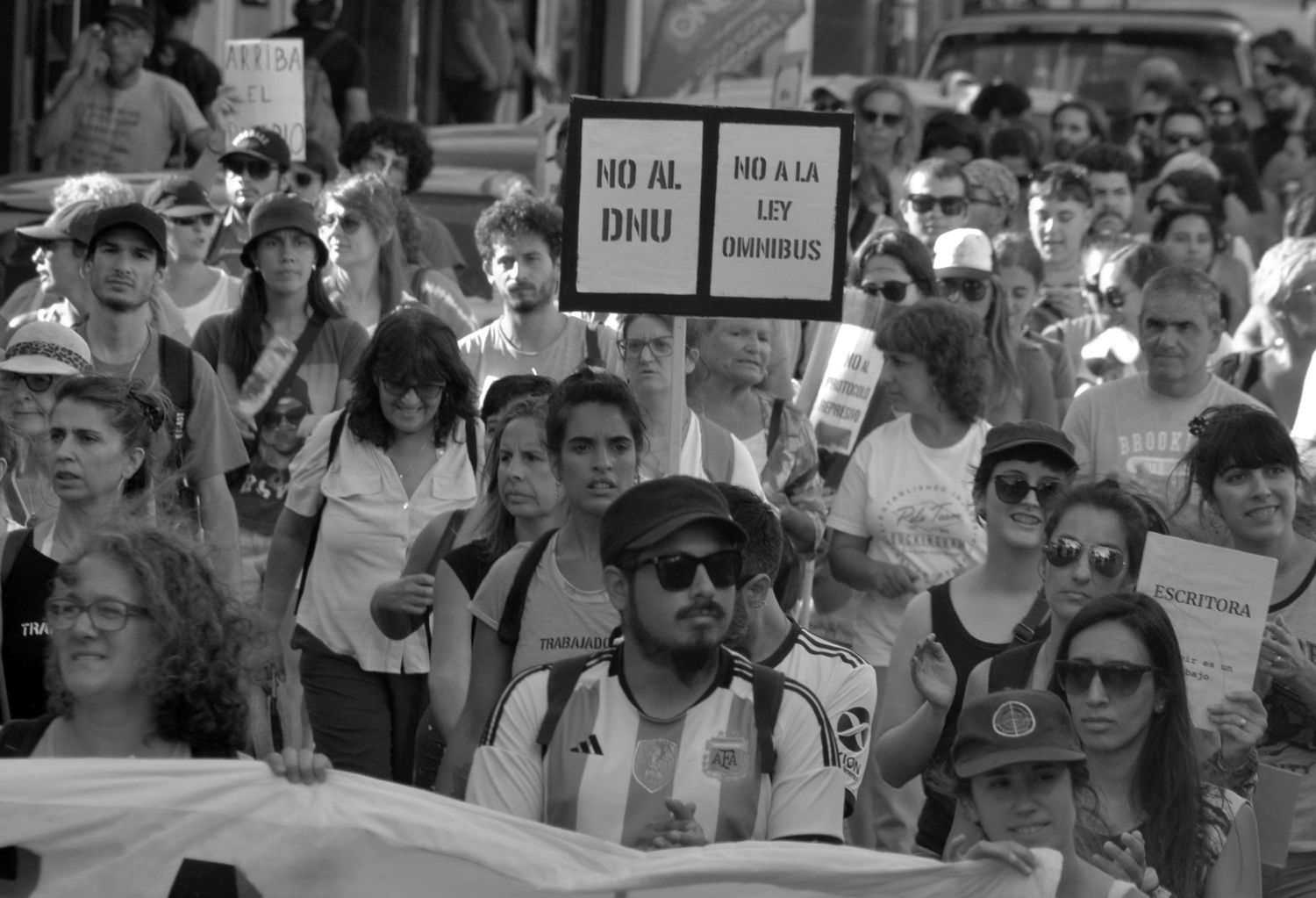 Manifestación en Tandil contra el DNU y la Ley Ómnibus