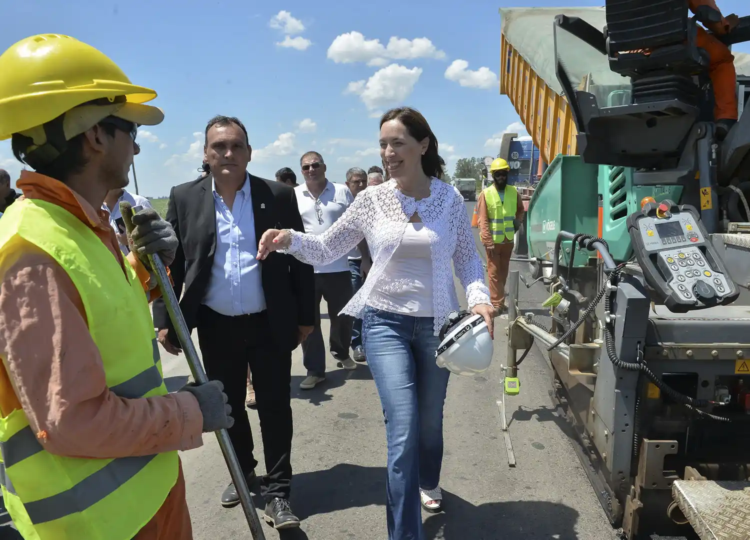 Vidal entregó viviendas en Pergamino y recorrió obras de infraestructura en Arrecifes y Salto