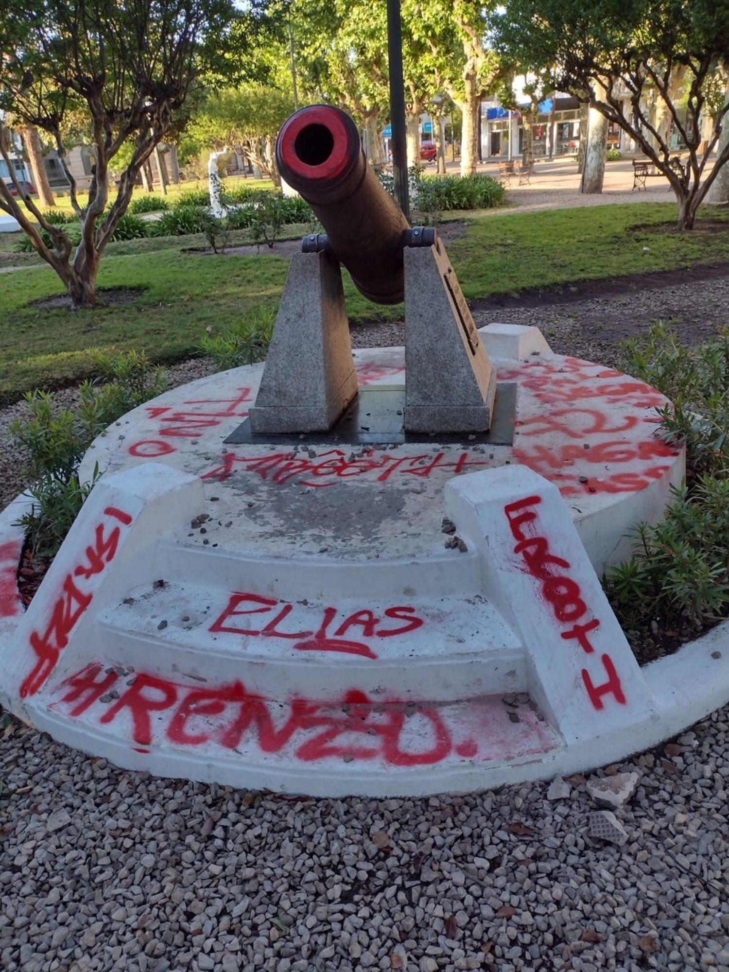 Vandalizaron plaza en 25 de Mayo: Indignación vecinal y repudio municipal