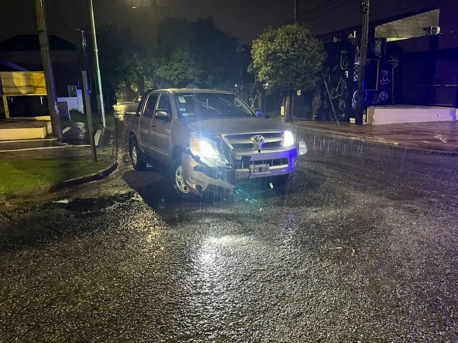 Choque entre una camioneta y un auto en la madrugada, sin heridos