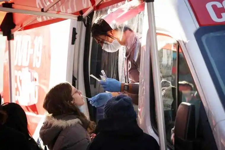 Expertos advierten que ahora 
hay más riesgo de reinfección