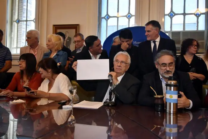 El kirchnerismo habla de “persecución” y no descarta que “vayan detrás de Cristina o Máximo”