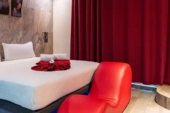 Escándalo en un motel: a los gritos y causando destrozos, una pareja quedó detenida