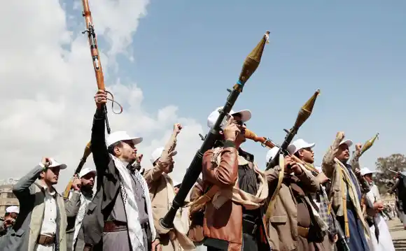 Los rebeldes hutíes de Yemen amenazaron con atacar a todos los barcos norteamericanos que naveguen por el mar Rojo