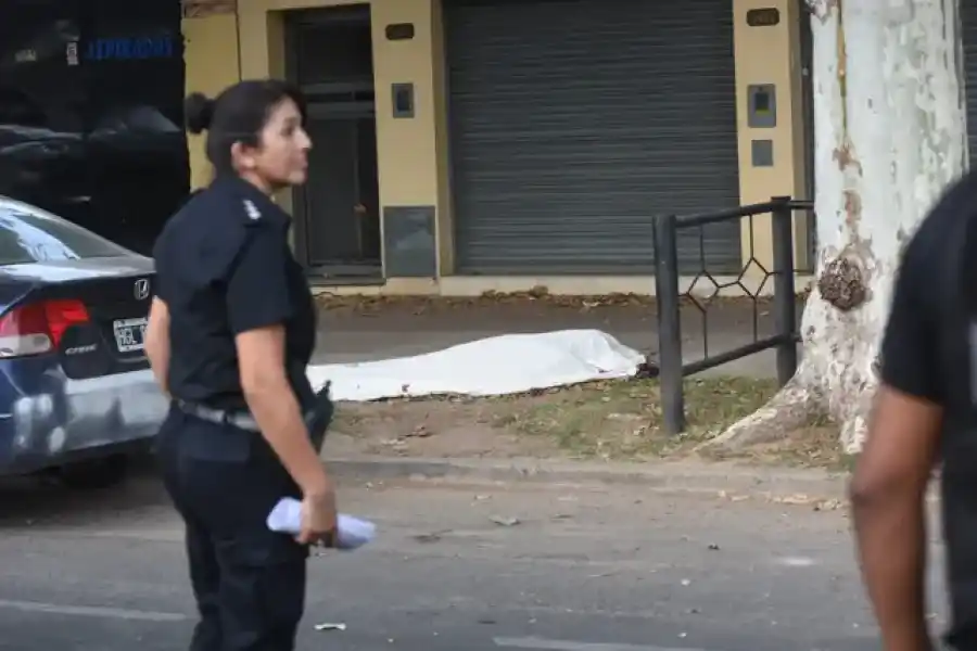 A sangre fría: ejecutan al dueño de un taller mecánico en plena tarde en el norte de Rosario