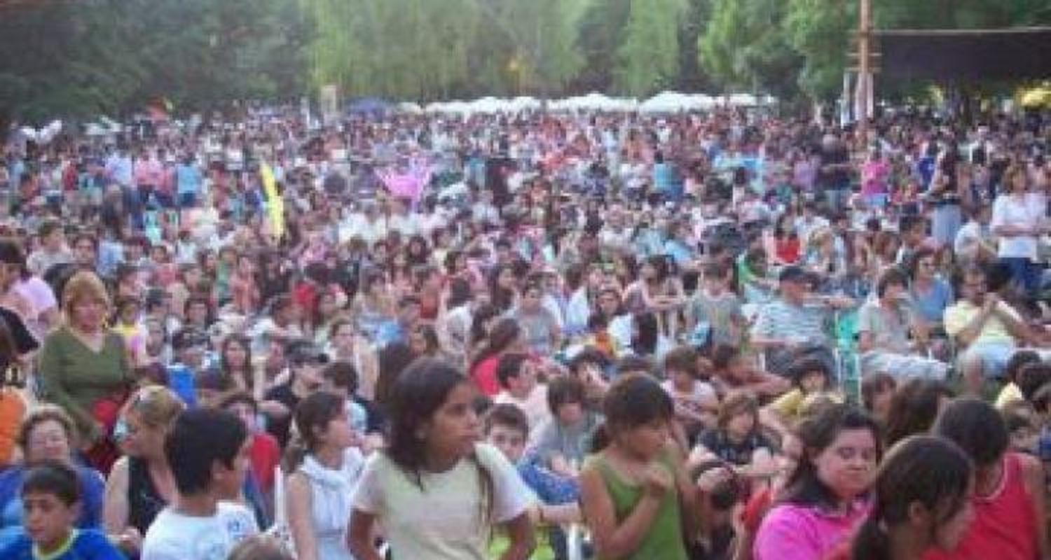 Una multitud disfrutó de una fiesta con poco brillo