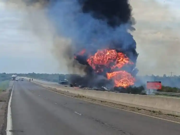 Un cisterna chocó contra otro camión en la Ruta 14, se incendió y cortó el tránsito en plena Semana Santa