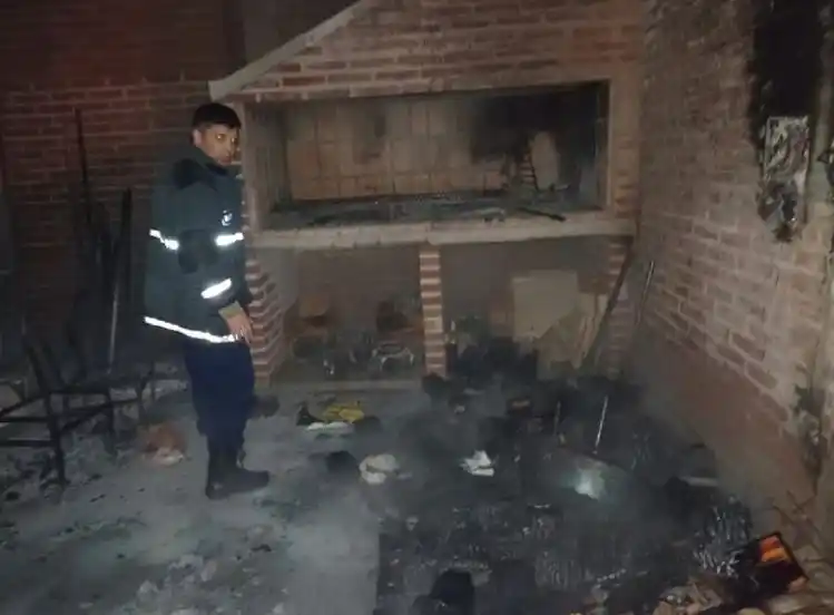 Se olvidaron las brasas y un asado terminó en incendio