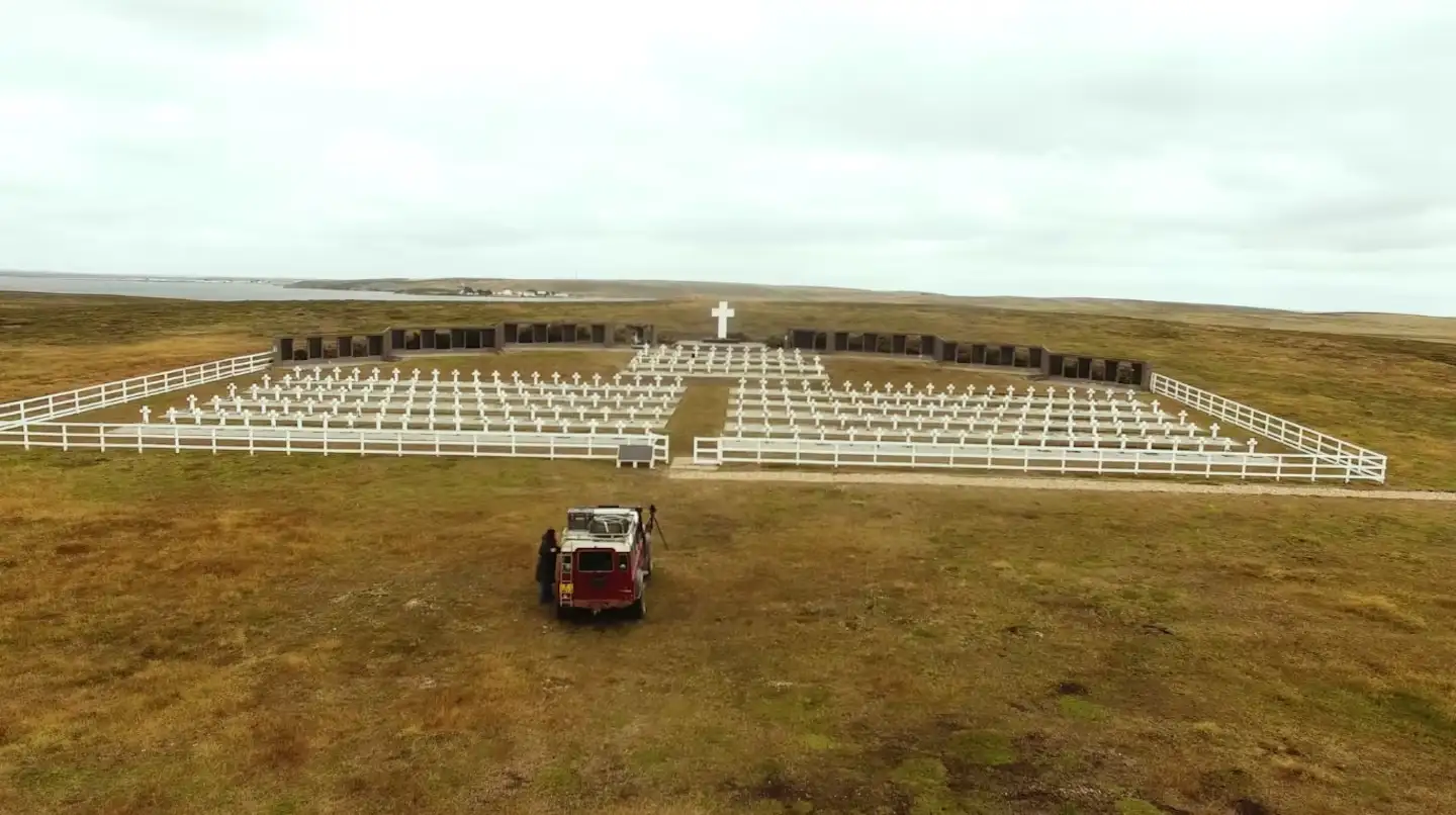 Familiares de caídos viajarán a Malvinas. (Foto: drone TN)